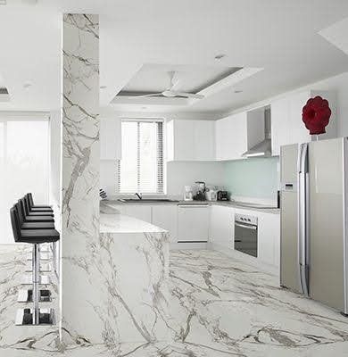 cucina con pilastro rivestito in marmo