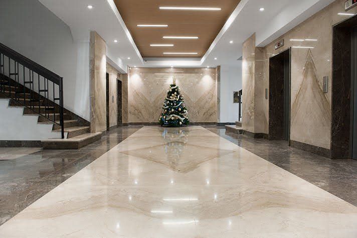 interni scala condominio con pavimenti in marmo