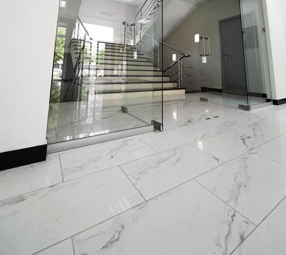 edificio con pavimentazione in marmo bianco