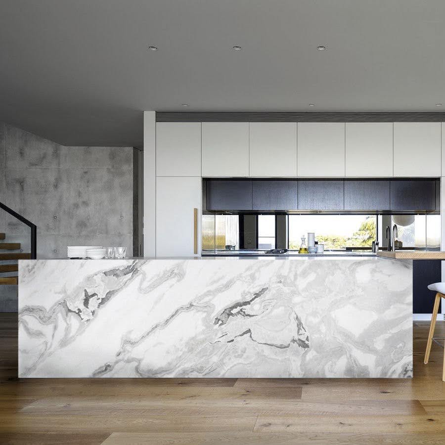 cucina moderna con rivestimento in marmo