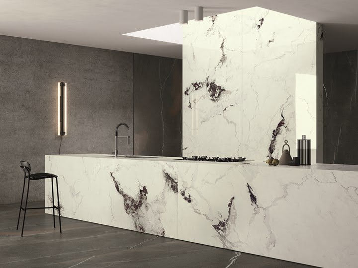 isola cucina rivestita in marmo