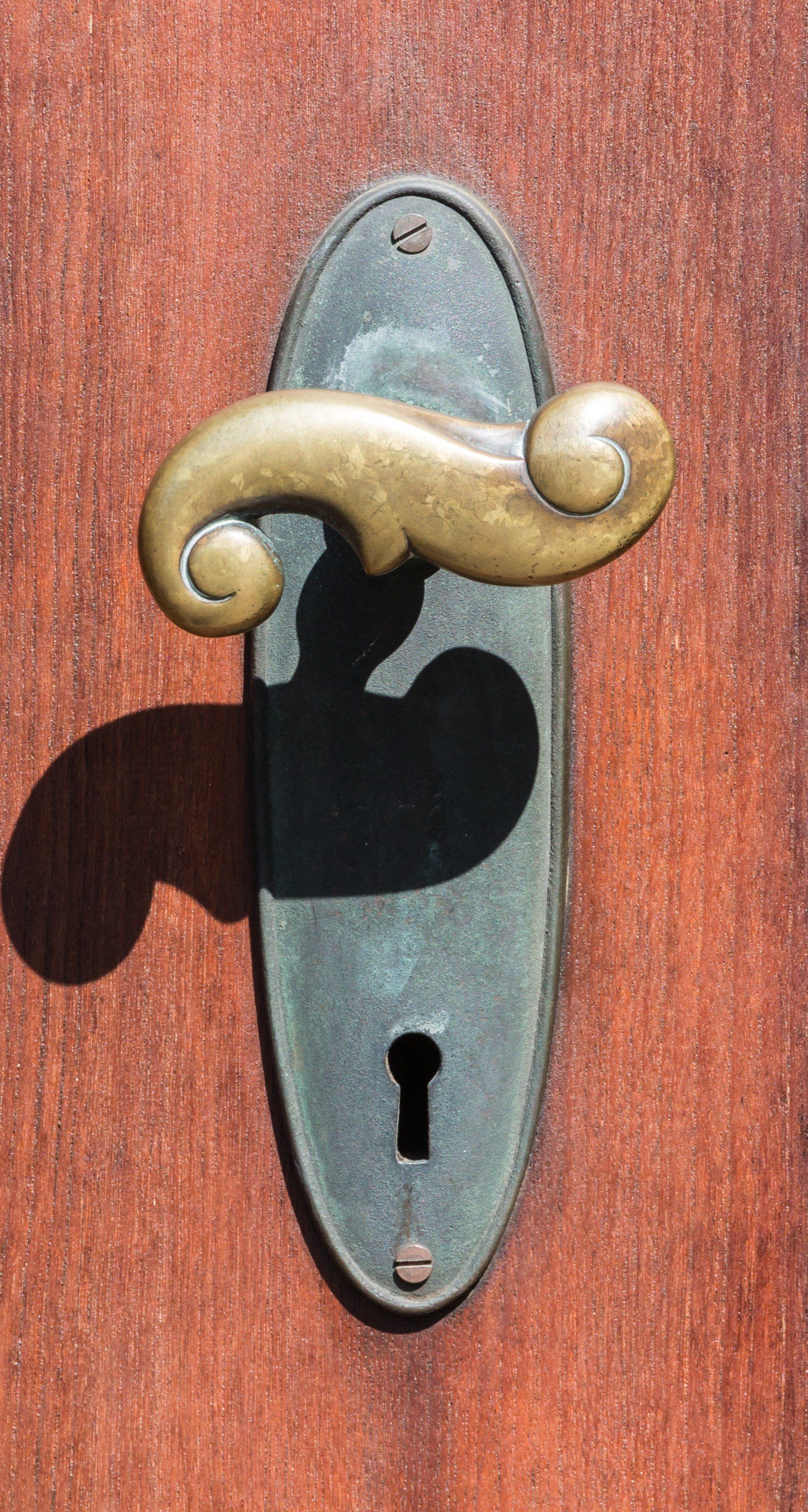 Copper door handle with antimicrobial properties