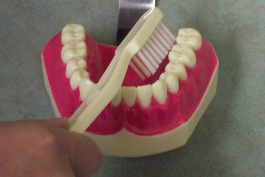 How to brush your teeth 3