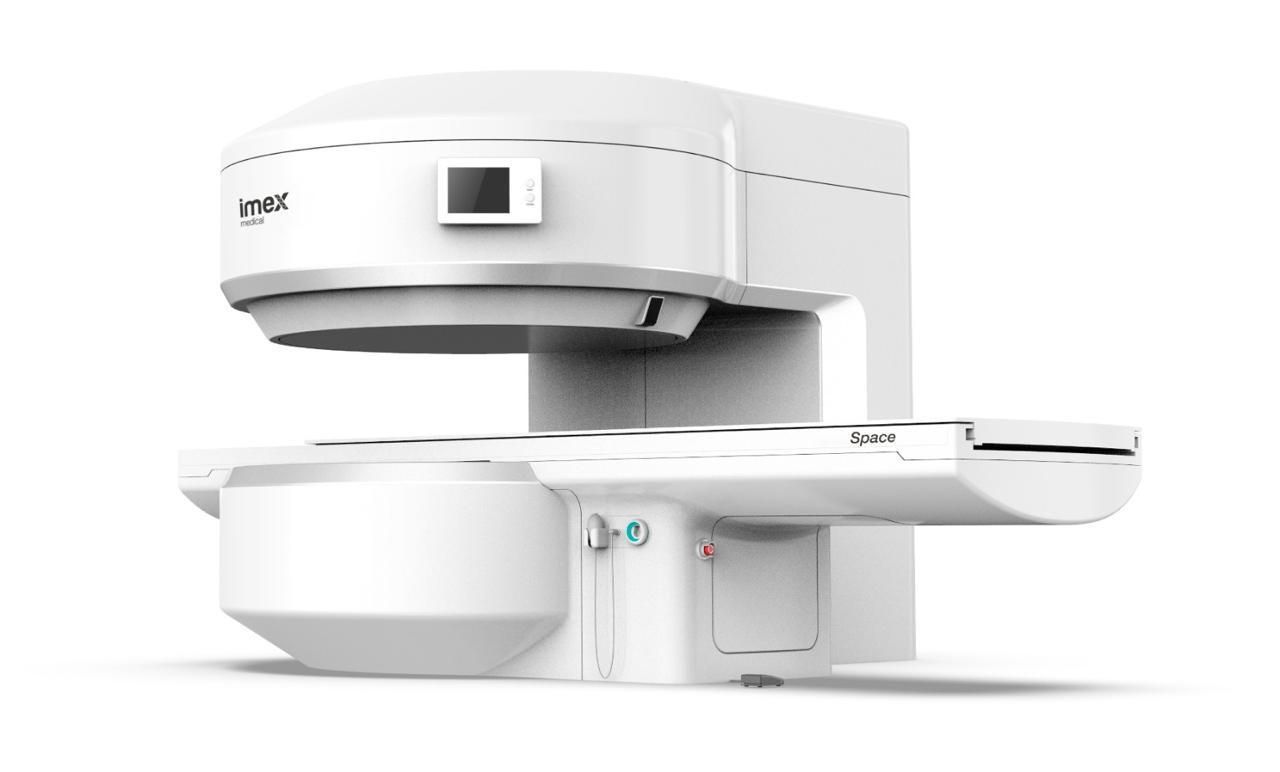 Máquina de ressonância magnética branca, projetada para imagens médicas, com mesa para paciente.