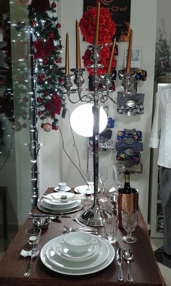 servizio completo di piatti e bicchieri