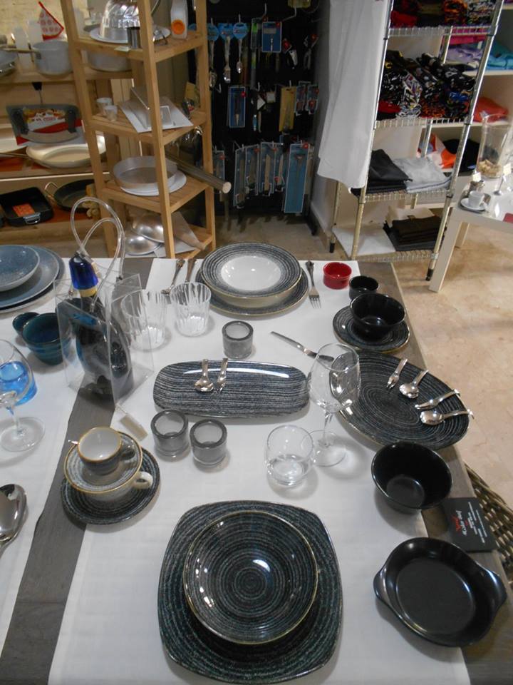 servizio di piatti in ceramica