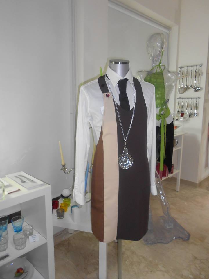 tavolo apparecchiato con piatti e bicchieri