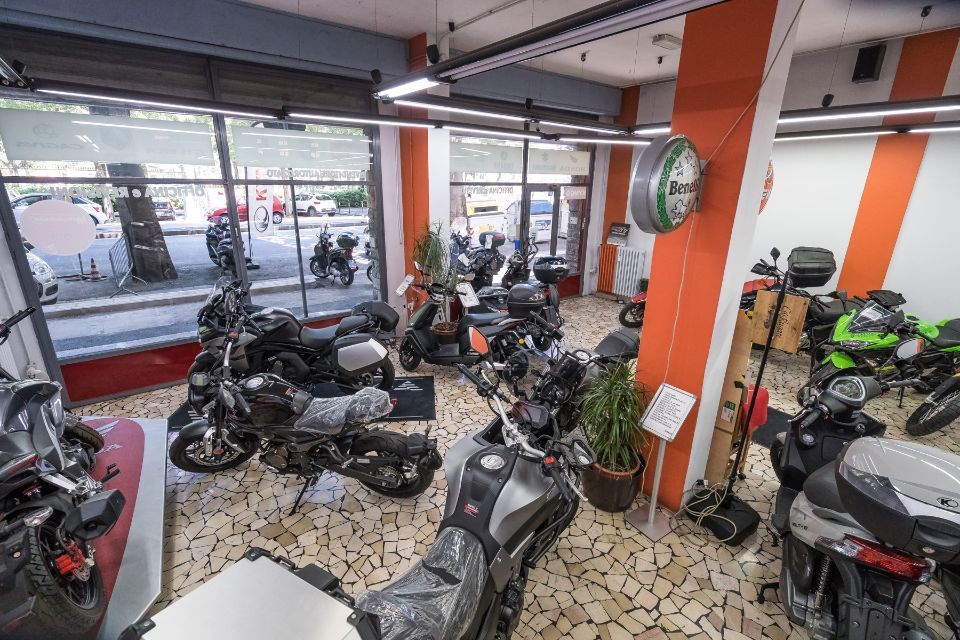 vista degli interni della concessionaria