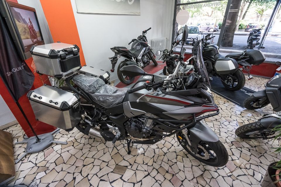 moto stradali esposte in negozio