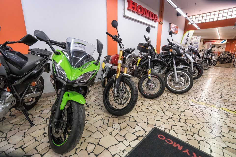 moto sportive esposte in negozio