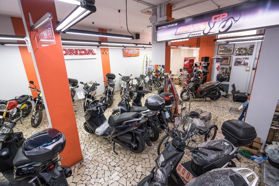 moto dentro la concessionaria