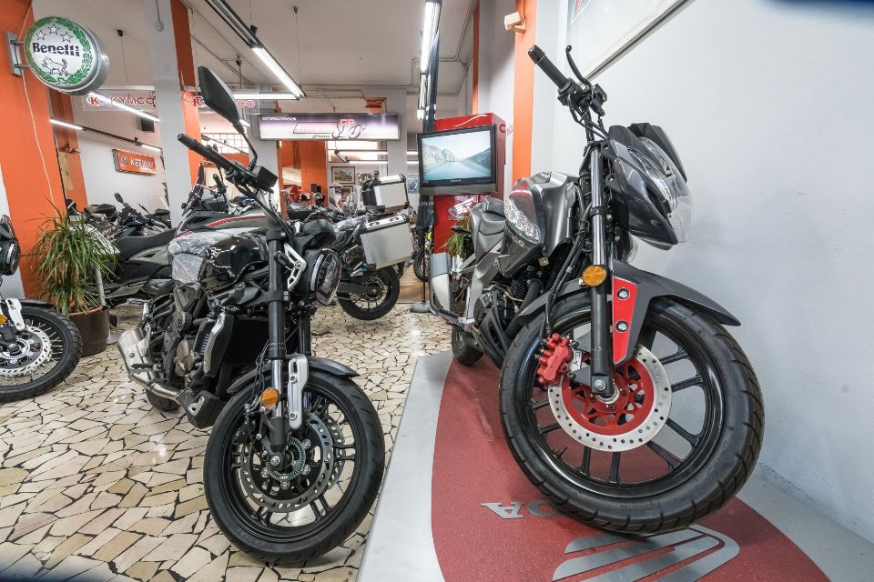 moto sportive in vendita esposte in negozio