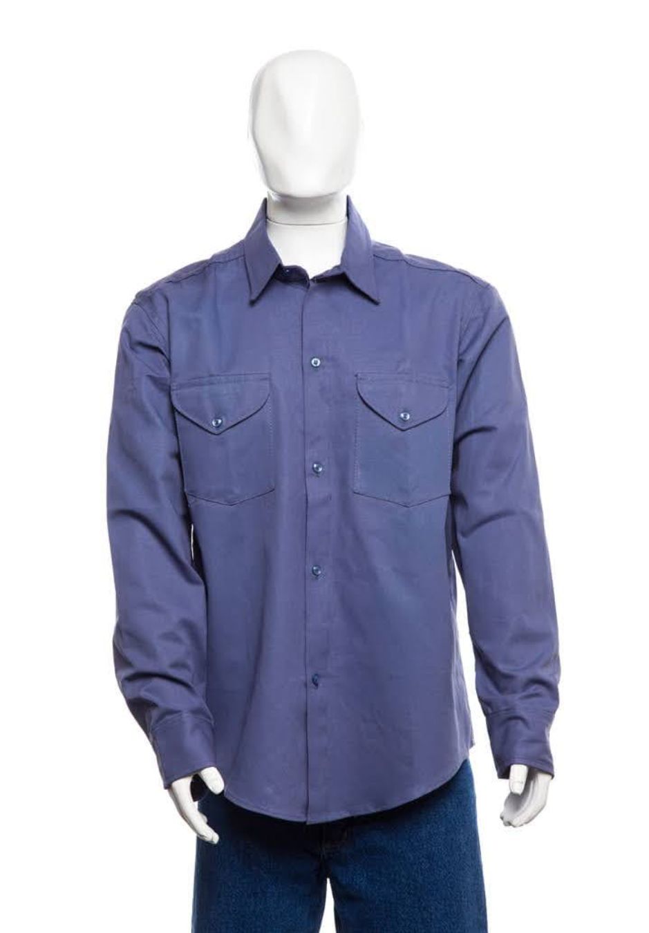 Un montón de camisas están apiladas una encima de otra