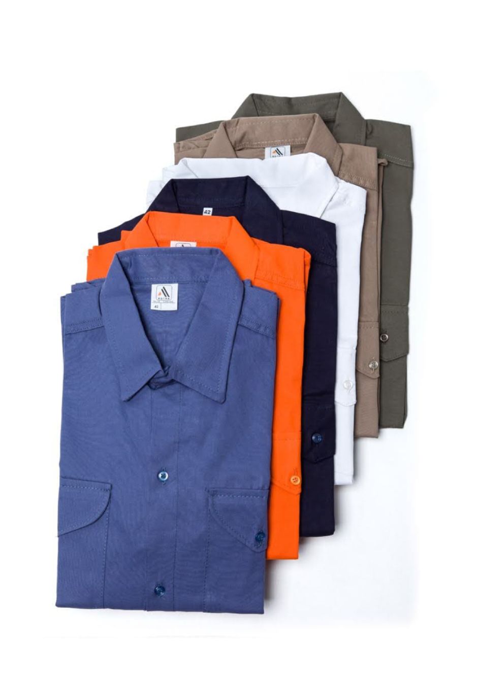 Un montón de camisas están apiladas una encima de otra