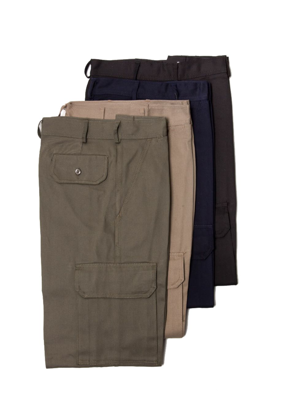 Cuatro pares de pantalones cargo están apilados uno encima del otro sobre un fondo blanco.