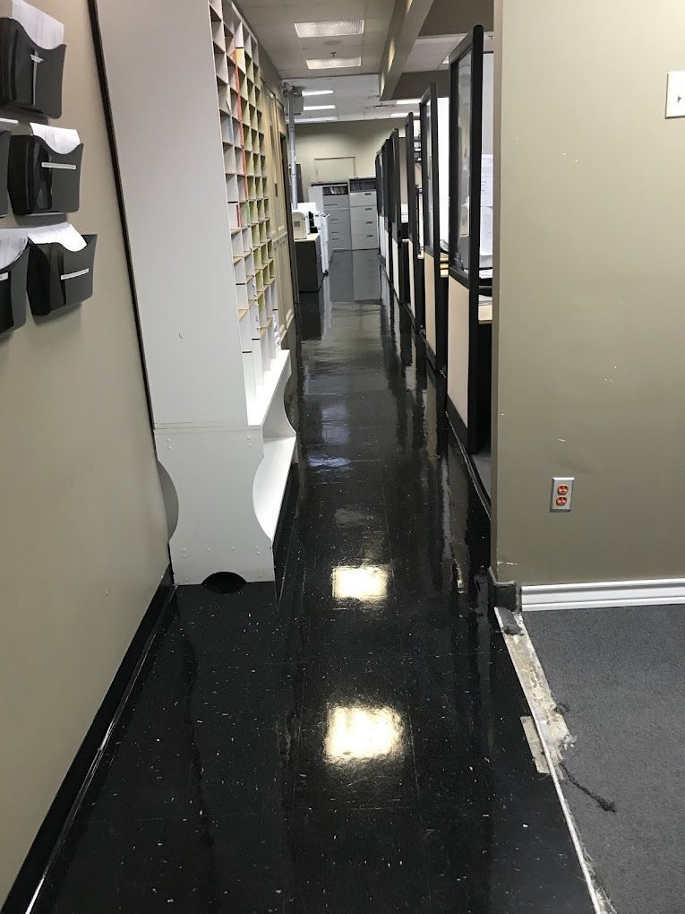 A hallway in a building with the number 5 on the wall