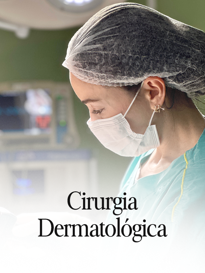 Um profissional médico usando máscara cirúrgica e touca, escreve 