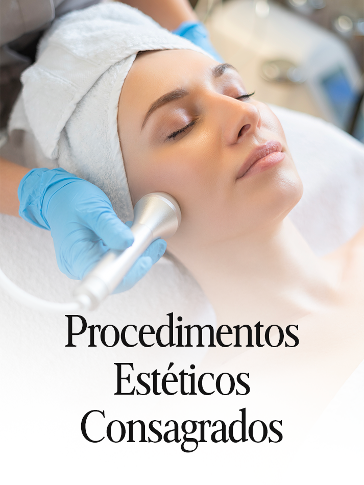Mulher recebendo tratamento facial em um spa, com as mãos enluvadas. Texto: Procedimentos Estéticos Clássicos.