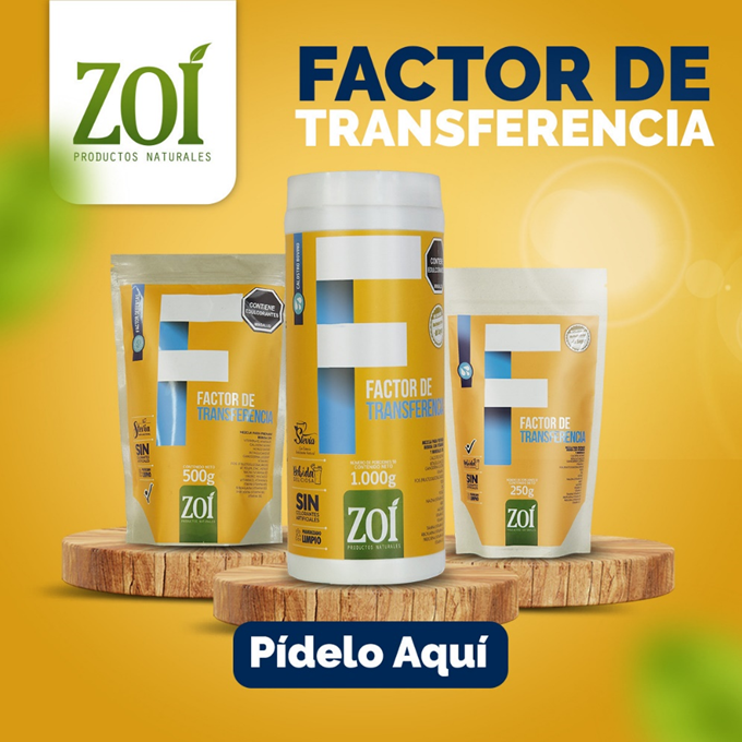 Una botella de Zoi Factor de Transferencia reposa sobre una tabla de cortar de madera.