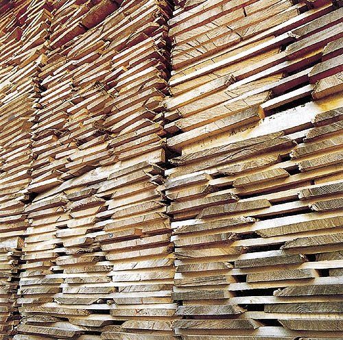 lastre di legno impilate