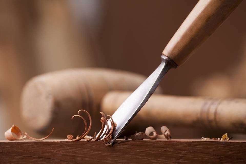 Finitura legno con scalpello