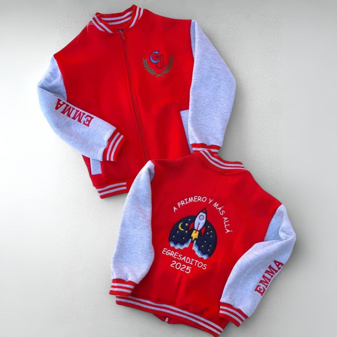 Chaqueta estilo letterman roja y gris con bordado: "Emma" y gráfico de cohete; 2023.