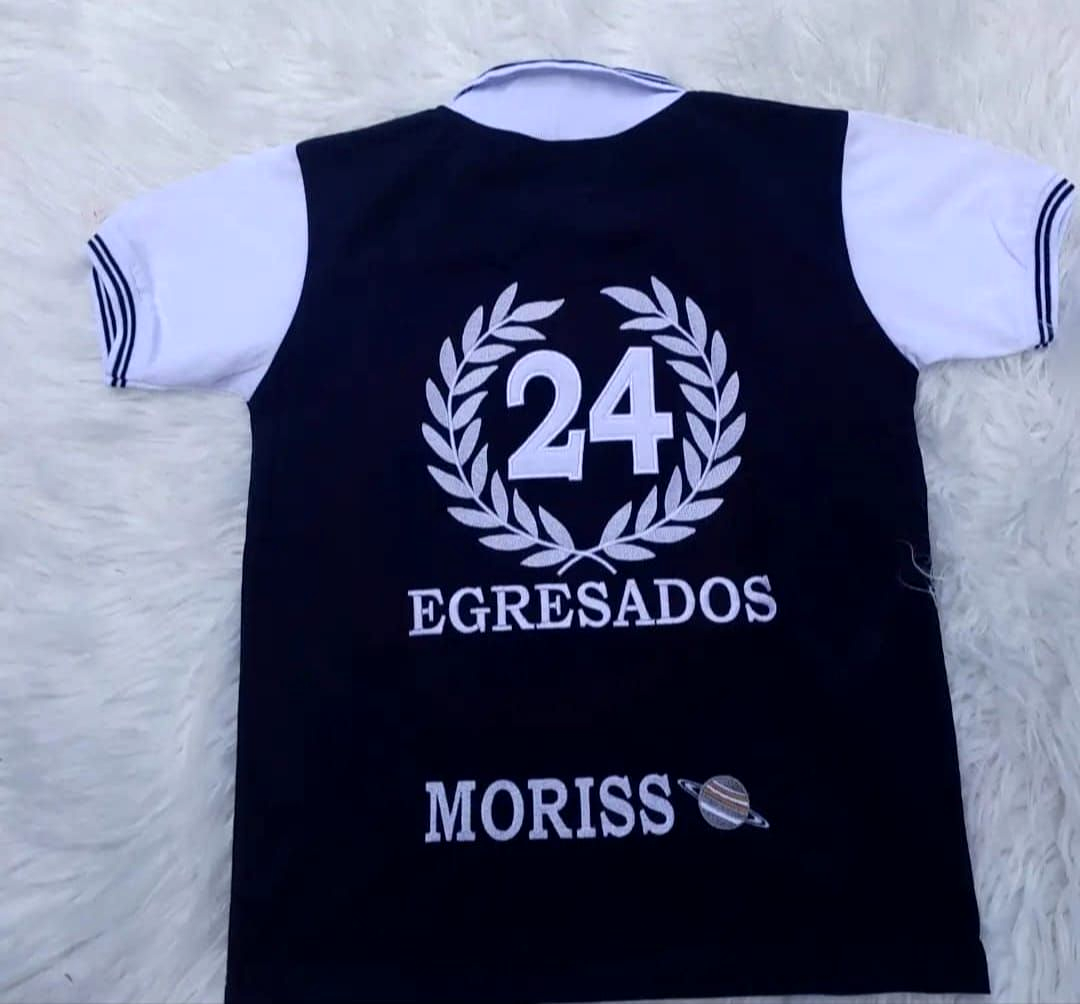 Camiseta blanca y negra con "24 Egresados" y "Moriss" estampado en la espalda.