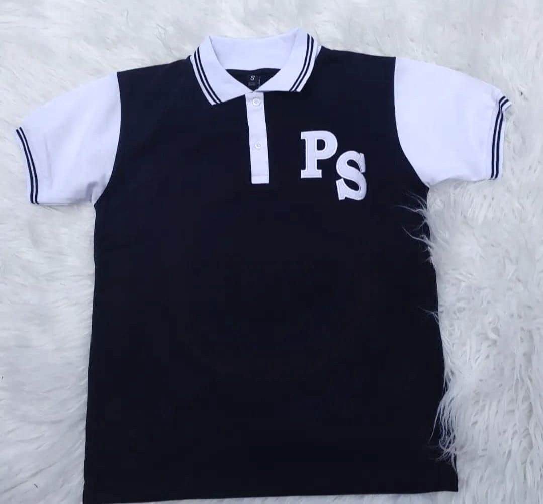 Polo negro con mangas y cuello blancos y logo "Ps".