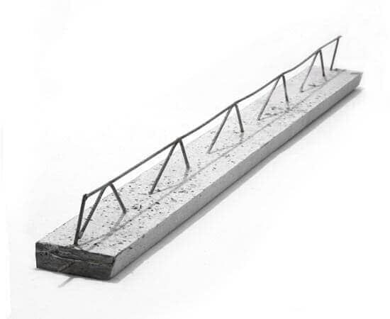 Una viga de hormigón con un marco metálico adherido sobre un fondo blanco.