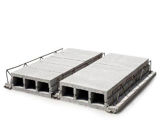 Dos losas de hormigón están apiladas una encima de la otra sobre una superficie blanca.