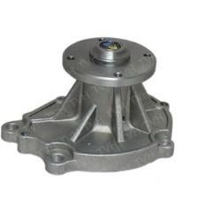 Una bomba de agua metálica para motor de automóvil con brida de montaje circular y varios orificios para pernos.