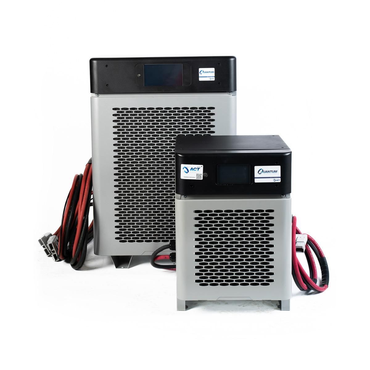 Dos unidades de alimentación industrial con paneles de control negros, carcasas de rejilla metálica gris y cables gruesos, sobre fondo blanco.