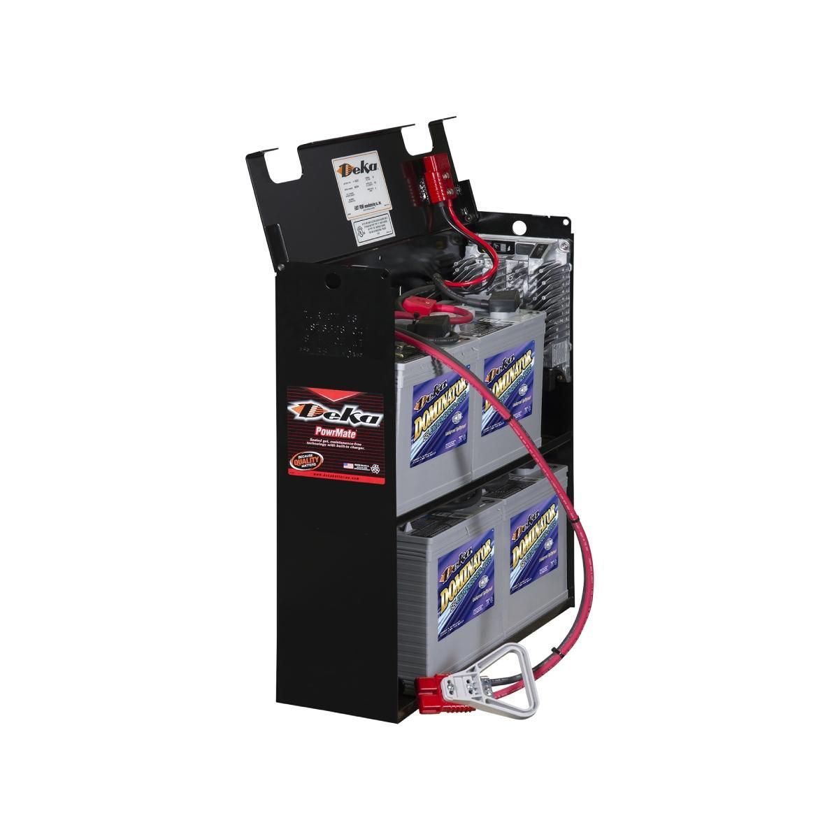 Una bandeja metálica negra para baterías que aloja dos baterías de plomo-ácido selladas de color plateado apiladas, con cableado rojo y un conector.