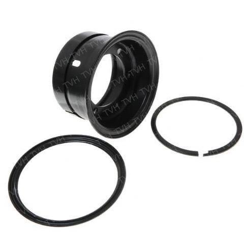 Un componente de buje industrial de metal negro, mostrado junto con sus dos anillos de retención circulares de metal.