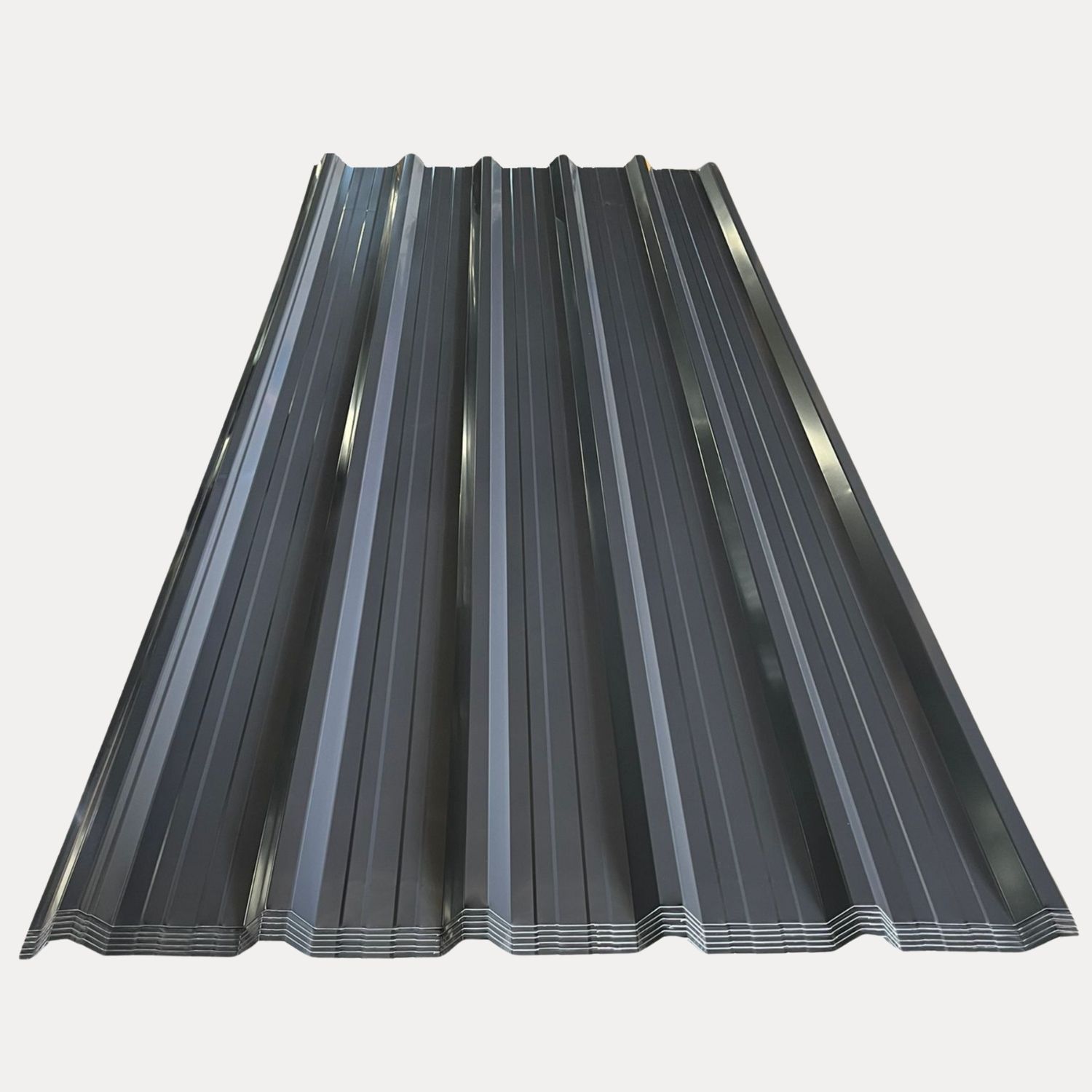 Panel de techo de metal corrugado de color gris oscuro.