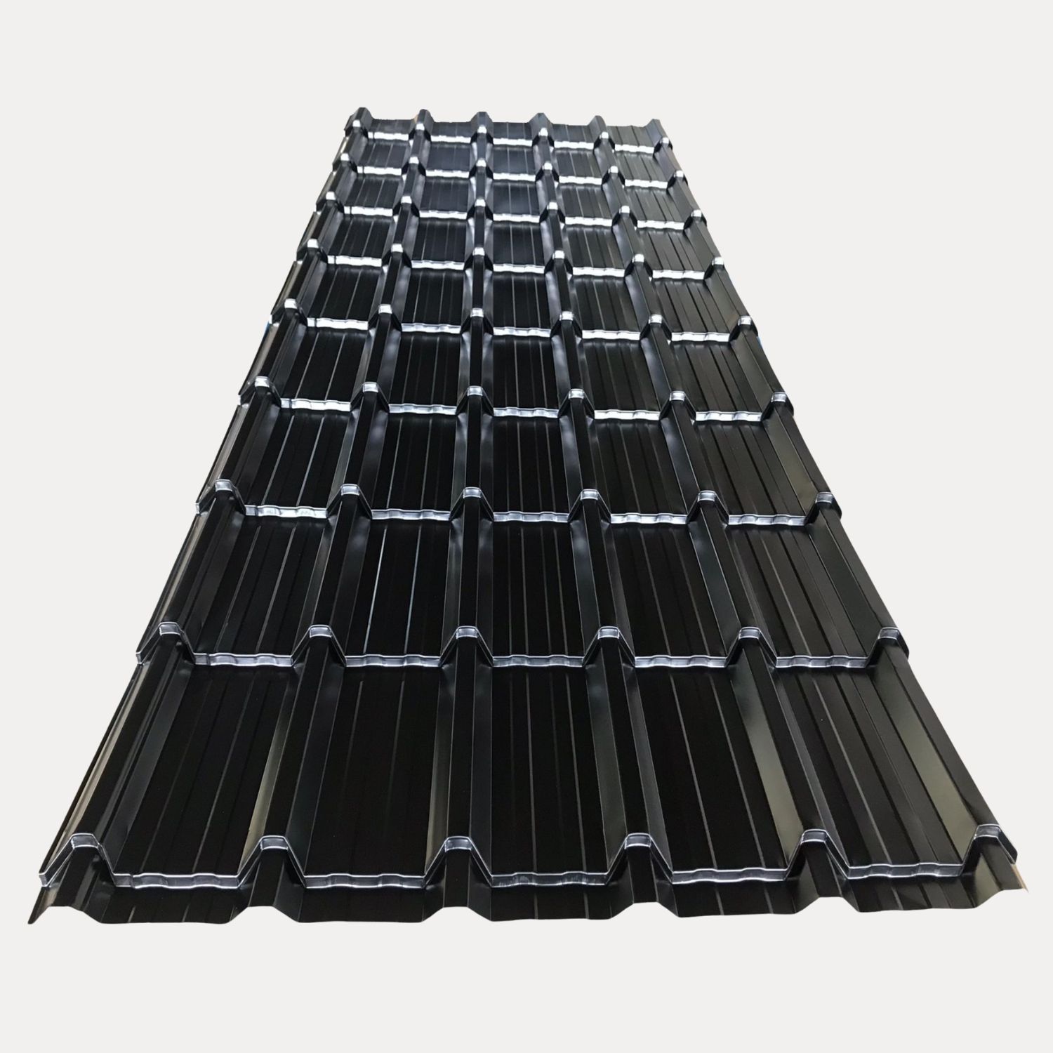 Lámina de teja metálica para techo de color negro.