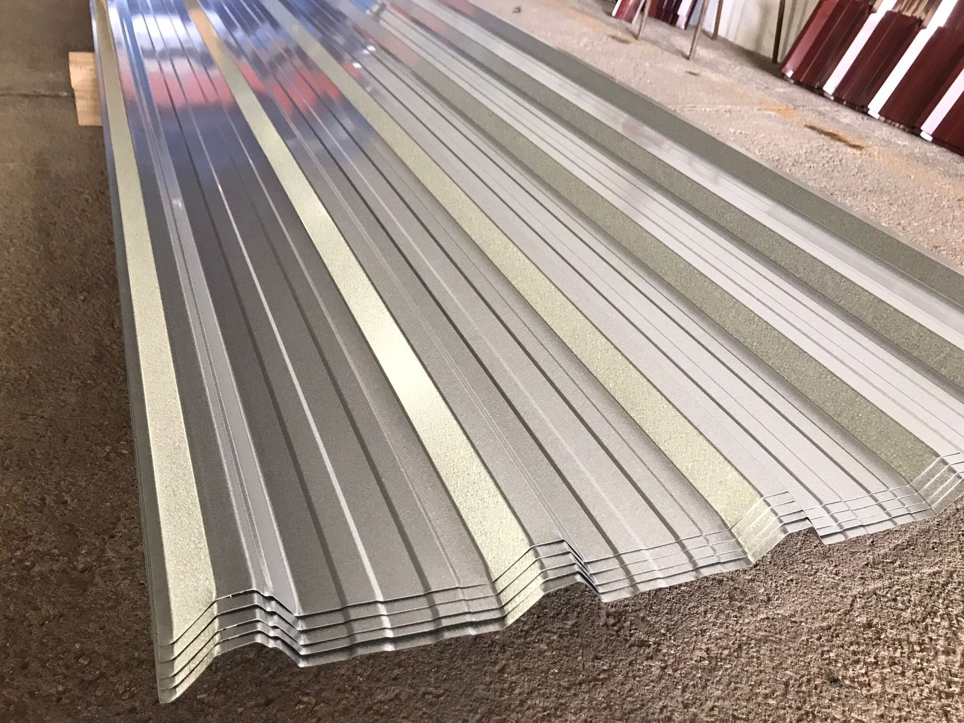 Chapas onduladas de metal color plata apiladas.