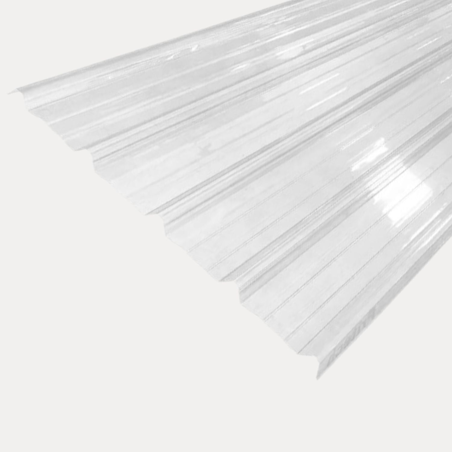 Panel de techo de plástico corrugado transparente, en ángulo sobre un fondo liso y claro.