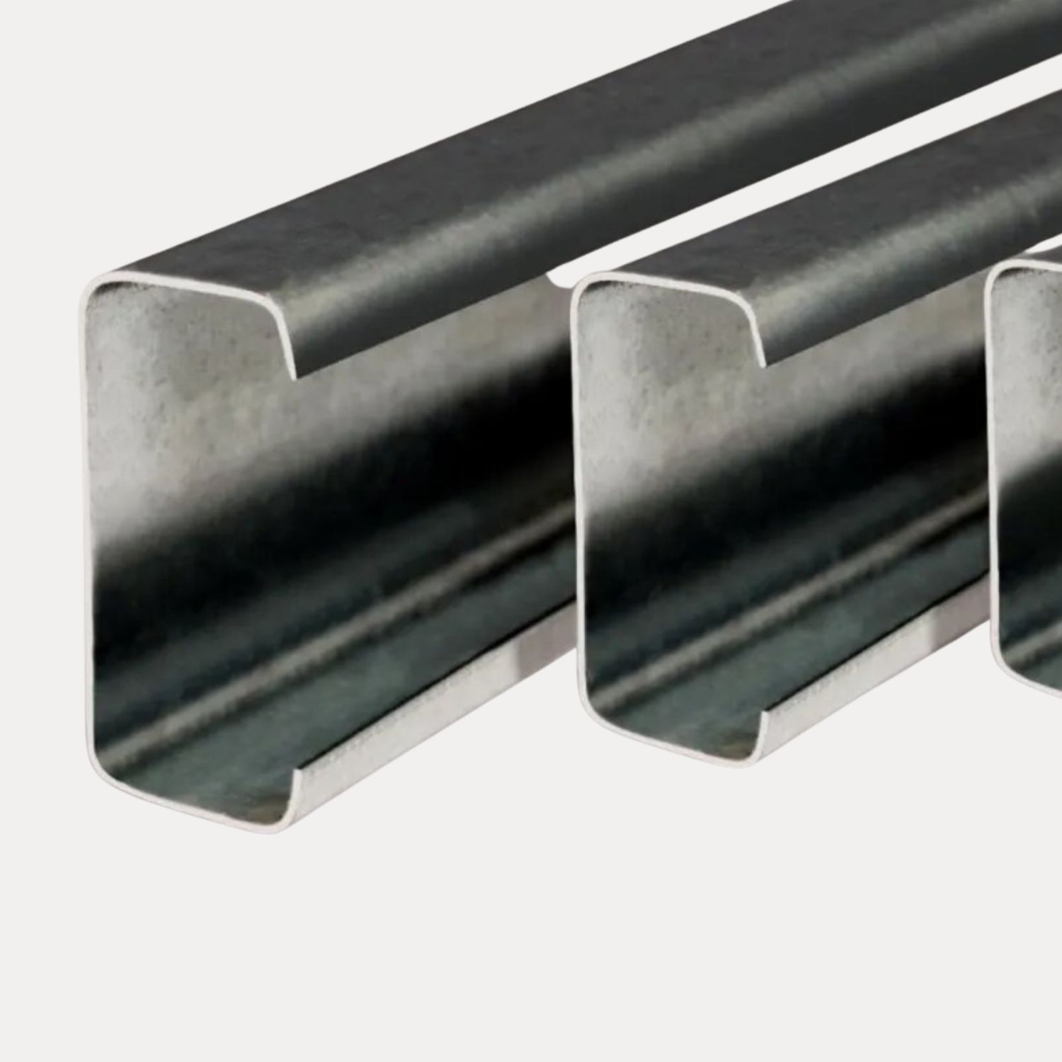 Vigas metálicas en forma de C, de distintos tamaños, con cantos doblados, utilizadas para construcción.