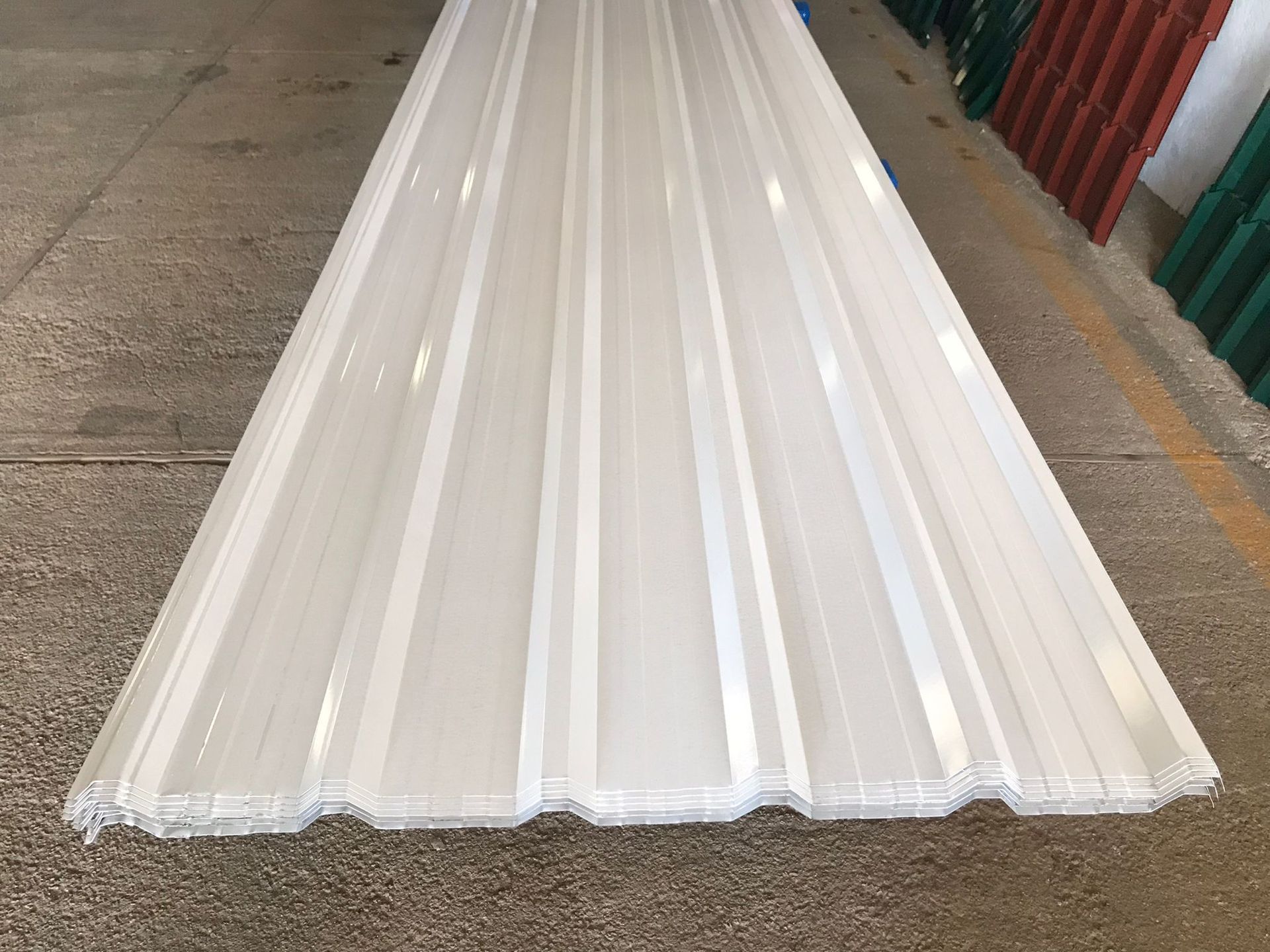 Láminas de metal corrugado para techos de color blanco.