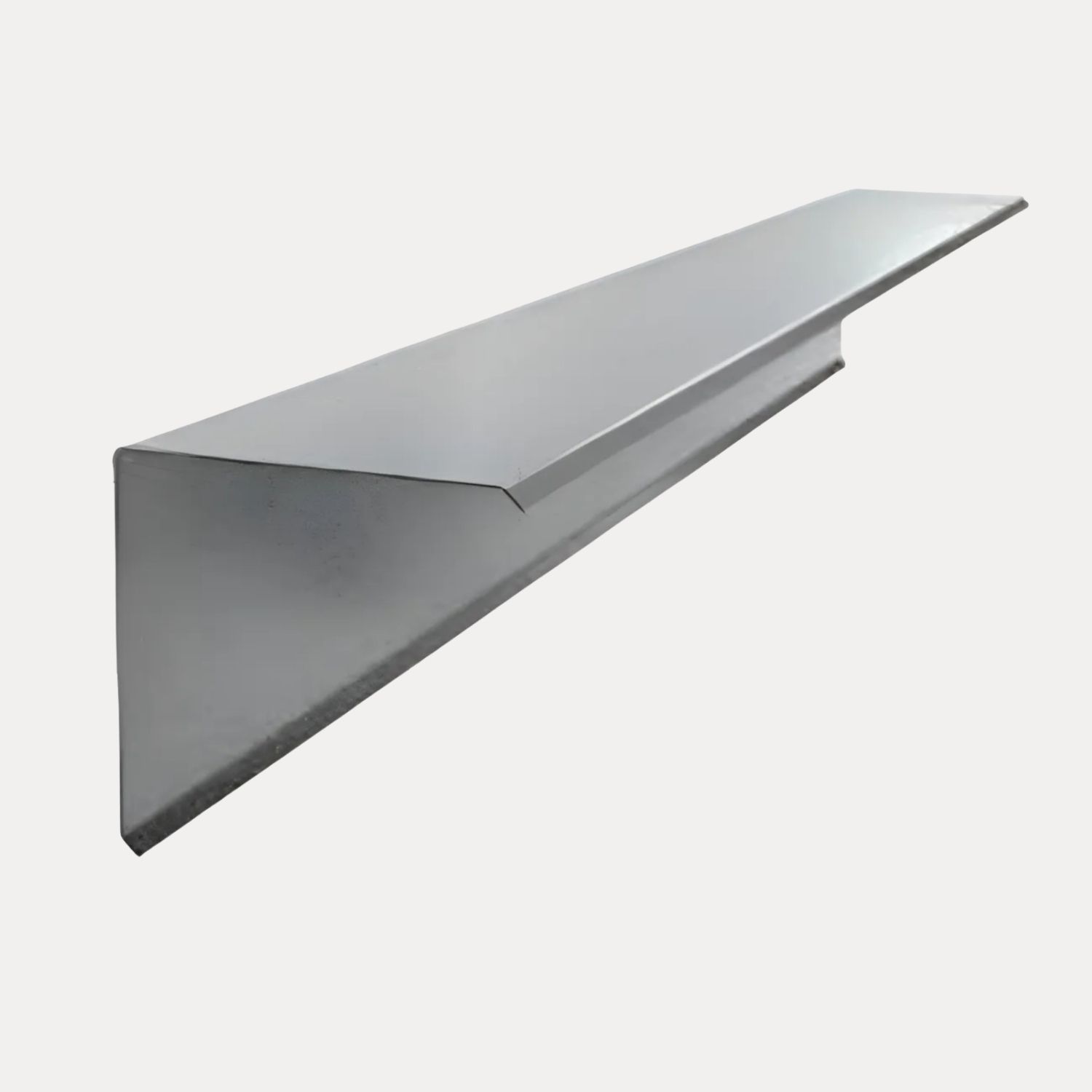 Tapajuntas metálico, en ángulo con labio, para techados o construcción.