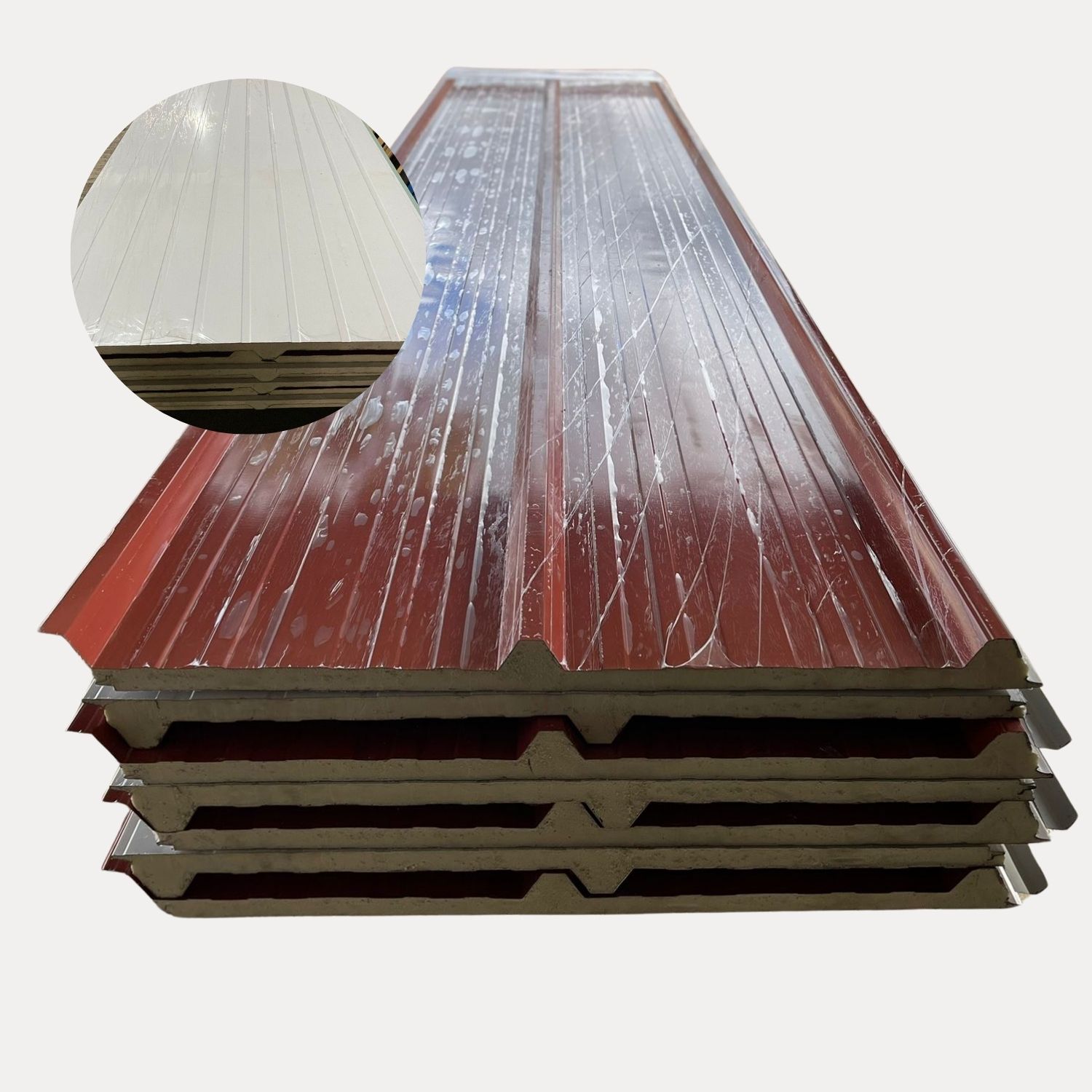 Pila de paneles de techo aislantes de color rojo con un interior blanco.