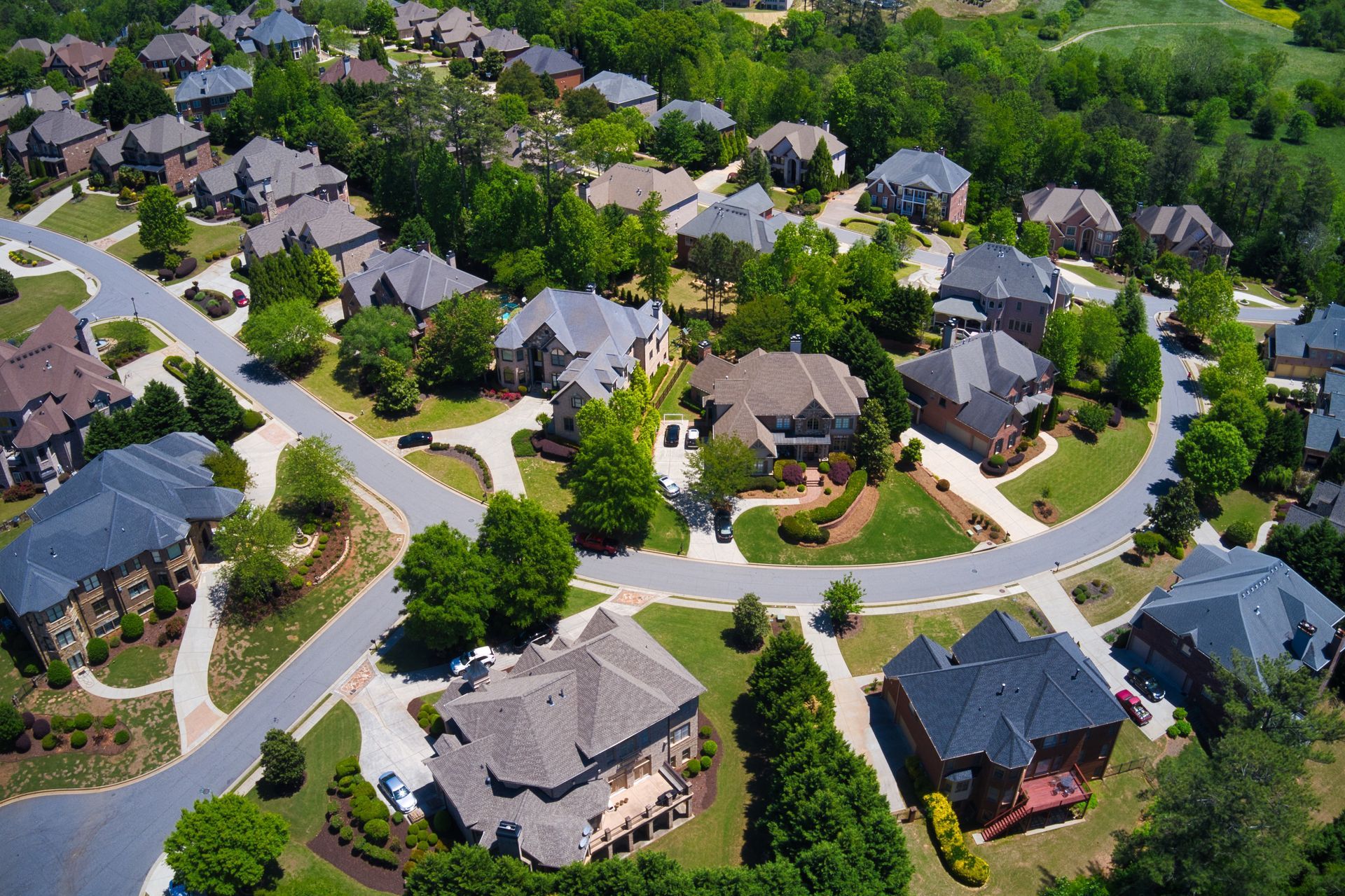 Une vue aérienne d'un quartier résidentiel avec beaucoup de maisons et d'arbres.