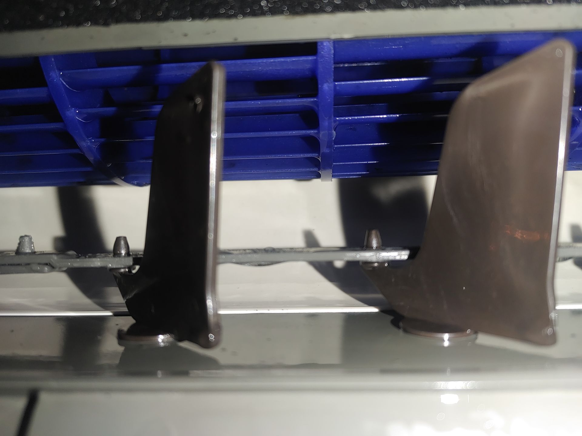 Grille de ventilation pour climatiseur avec volets marron, filtre bleu et boîtier gris.