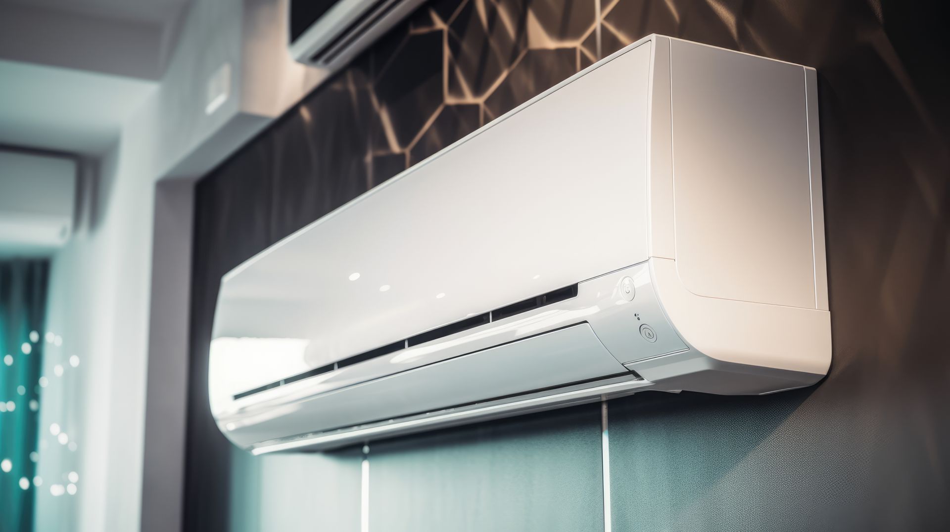 Climatiseur mural blanc sur un mur foncé, à l'intérieur.