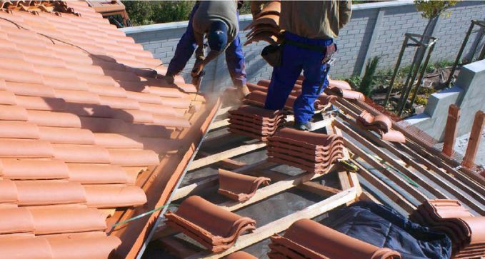 reparación de un tejado en una vivienda unifamiliar en Santander, sustitución de tejas rotas
