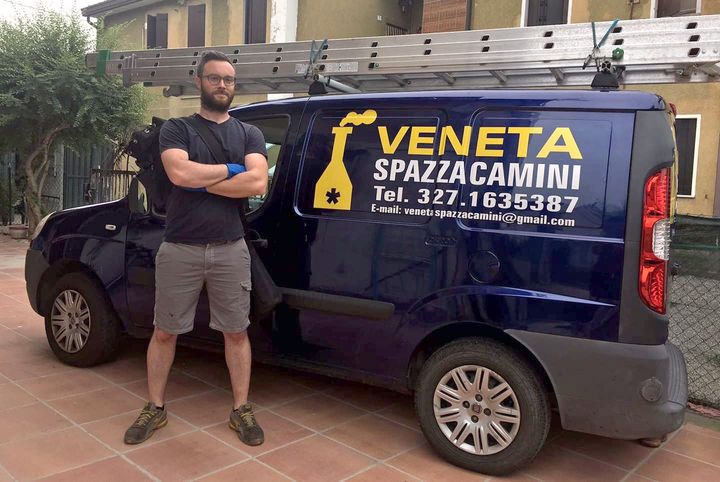 Dipendente e furgone di Veneta Spazzacamini