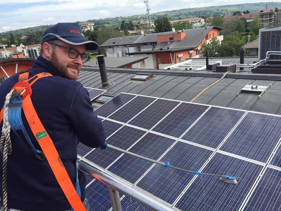 pulizia di pannelli fotovoltaici sporchi