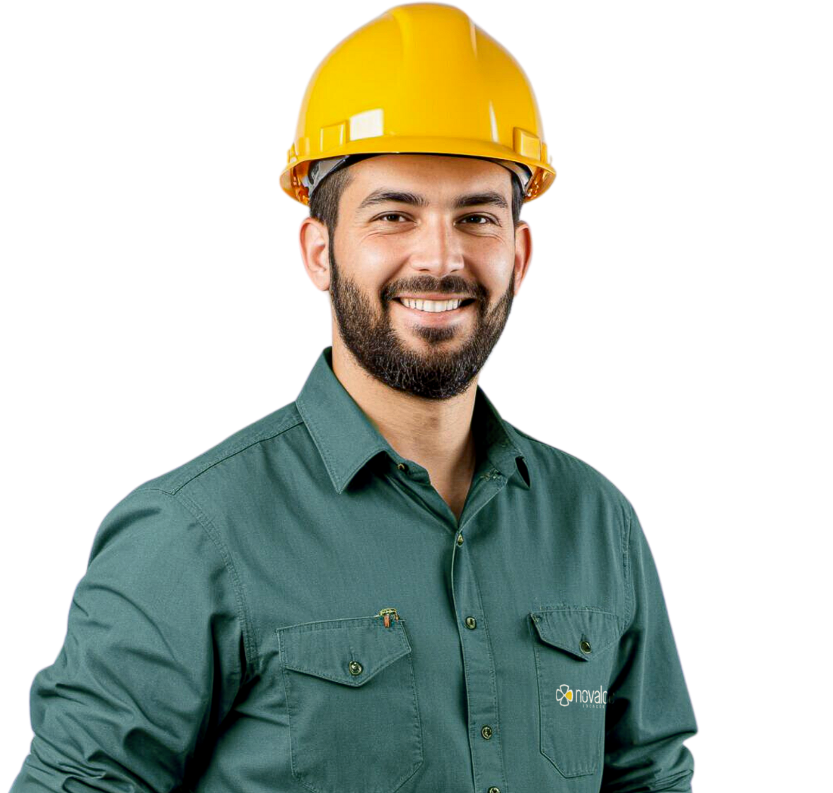 Um homem usando um capacete amarelo e uma camisa verde