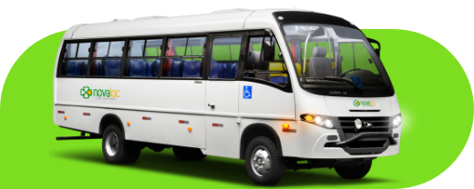 Um ônibus branco está estacionado em um fundo verde.